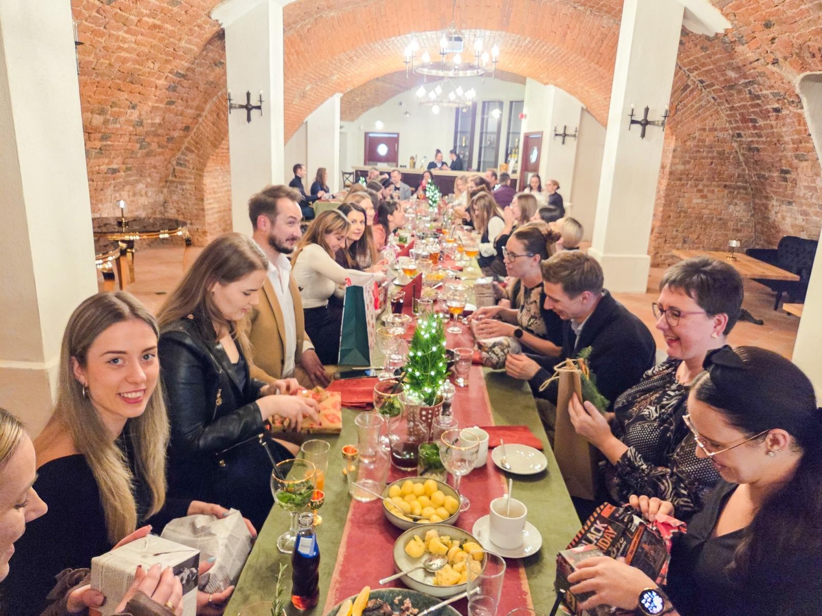 Zdjęcie w galerii na portalu naszraciborz.pl: Wigilia Zespołu DenticaCenter na Zamku Piastowskim wiadomości z regionu