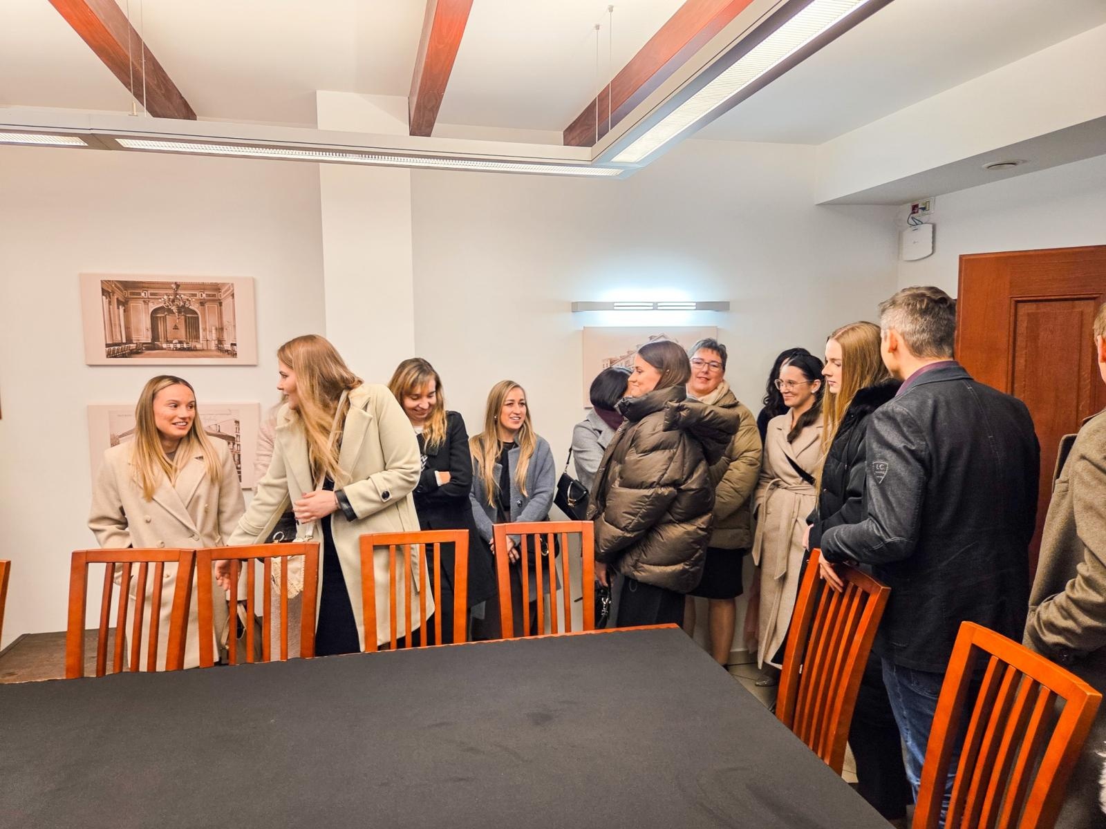 Zdjęcie w galerii na portalu naszraciborz.pl: Wigilia Zespołu DenticaCenter na Zamku Piastowskim wiadomości z regionu