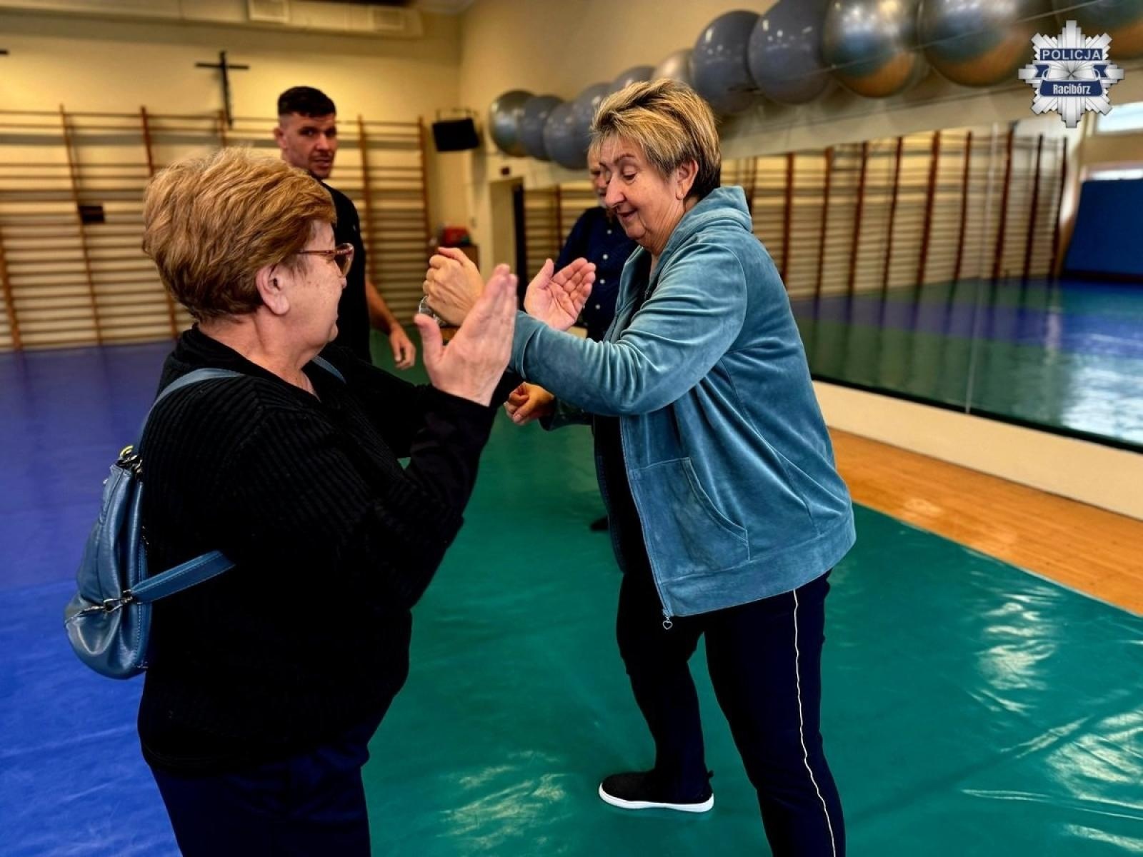 Zdjęcie w galerii na portalu naszraciborz.pl: Seniorzy uczyli się jak unikać oszustw i stosować chwyty samoobrony wiadomości z regionu