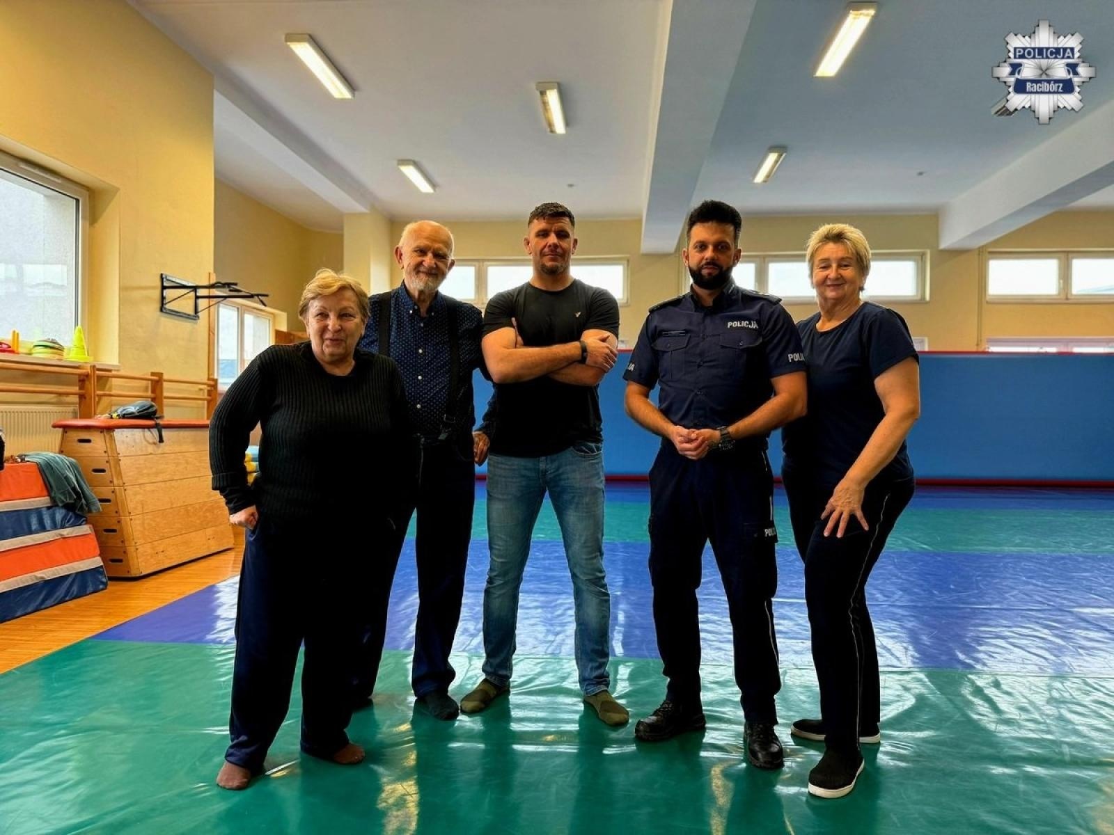 Zdjęcie w galerii na portalu naszraciborz.pl: Seniorzy uczyli się jak unikać oszustw i stosować chwyty samoobrony wiadomości z regionu