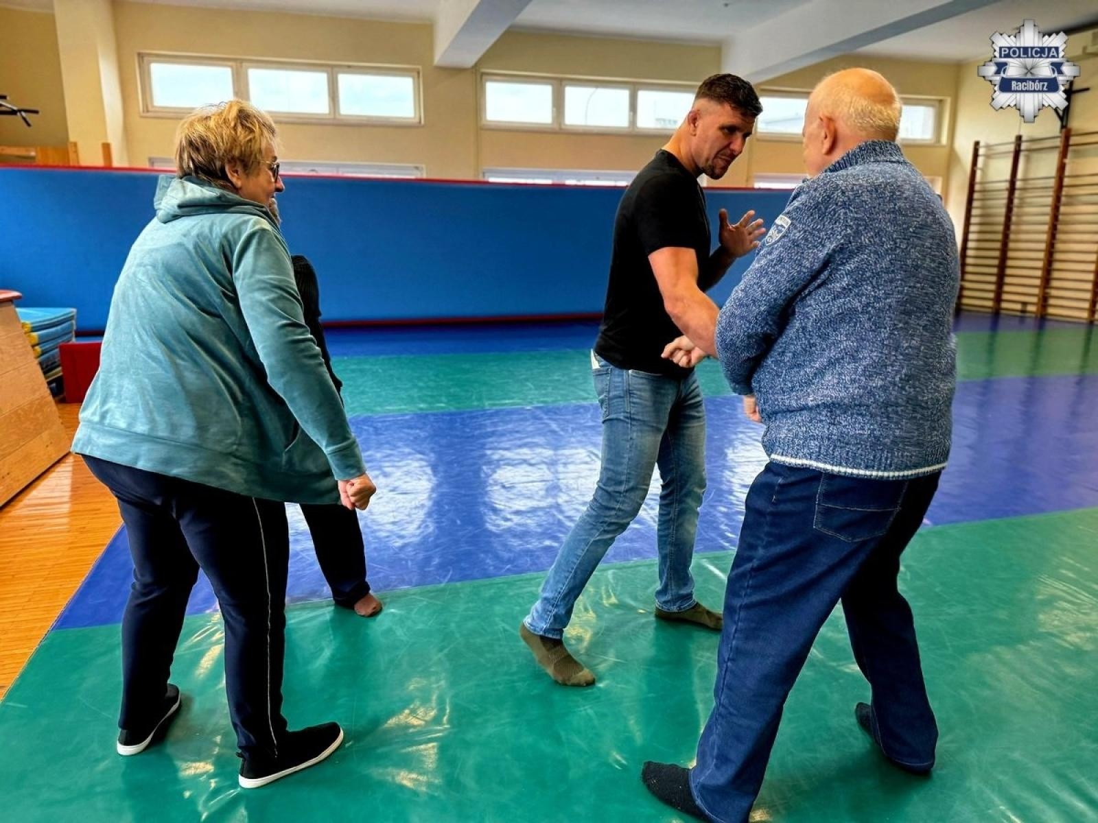 Zdjęcie w galerii na portalu naszraciborz.pl: Seniorzy uczyli się jak unikać oszustw i stosować chwyty samoobrony wiadomości z regionu