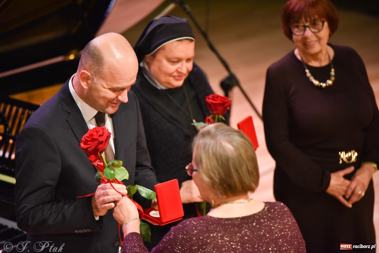 Zdjęcie w galerii na portalu naszraciborz.pl: XXIII Dni Ks. Prałata Stefana Pieczki. Wręczono medale Unitas in Veritate wiadomości z regionu