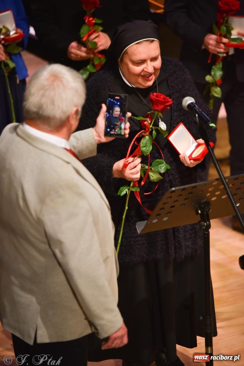 Zdjęcie w galerii na portalu naszraciborz.pl: XXIII Dni Ks. Prałata Stefana Pieczki. Wręczono medale Unitas in Veritate wiadomości z regionu