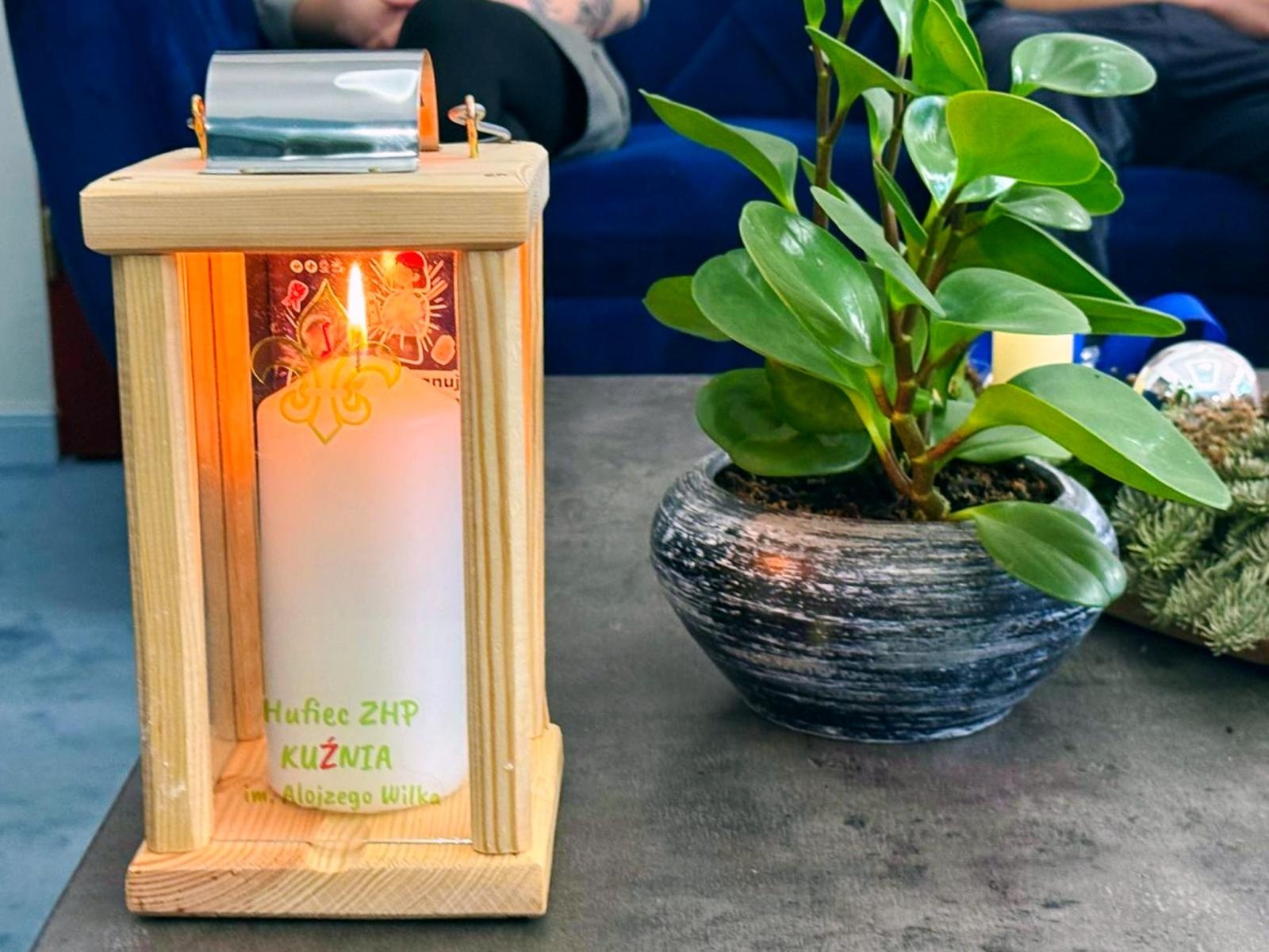 Zdjęcie w galerii na portalu naszraciborz.pl: Betlejemskie Światło Pokoju dotarło do Urzędu Miasta wiadomości z regionu