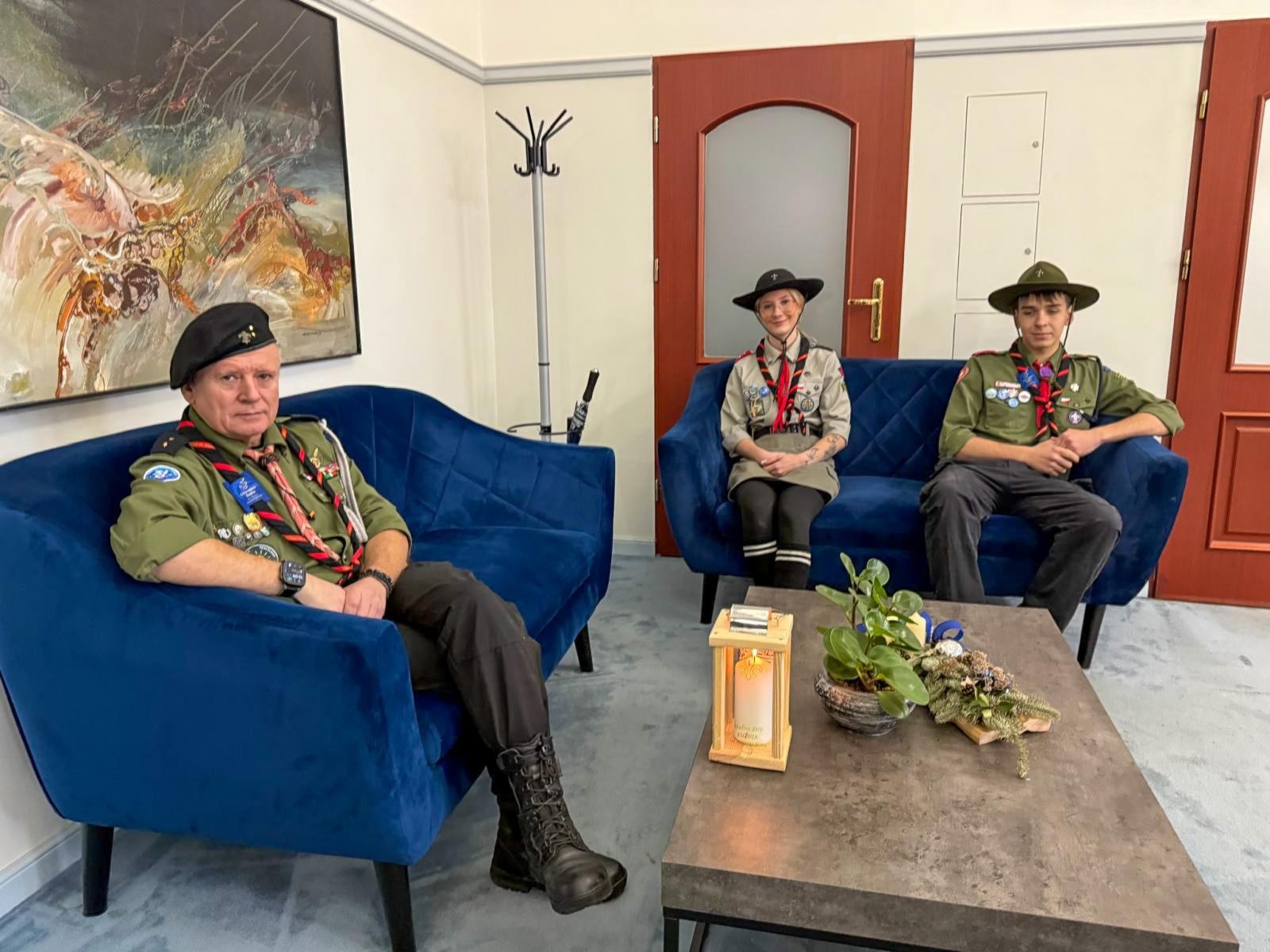 Zdjęcie w galerii na portalu naszraciborz.pl: Betlejemskie Światło Pokoju dotarło do Urzędu Miasta wiadomości z regionu