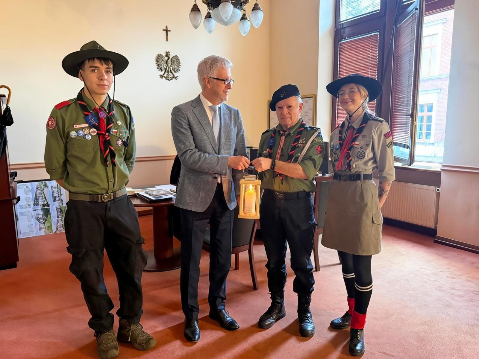 Zdjęcie w galerii na portalu naszraciborz.pl: Betlejemskie Światło Pokoju dotarło do Urzędu Miasta wiadomości z regionu