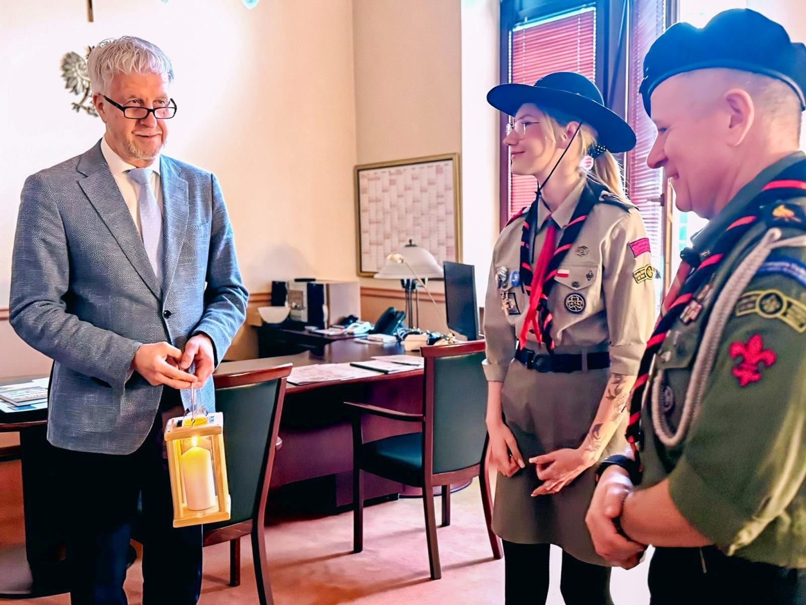 Zdjęcie w galerii na portalu naszraciborz.pl: Betlejemskie Światło Pokoju dotarło do Urzędu Miasta wiadomości z regionu