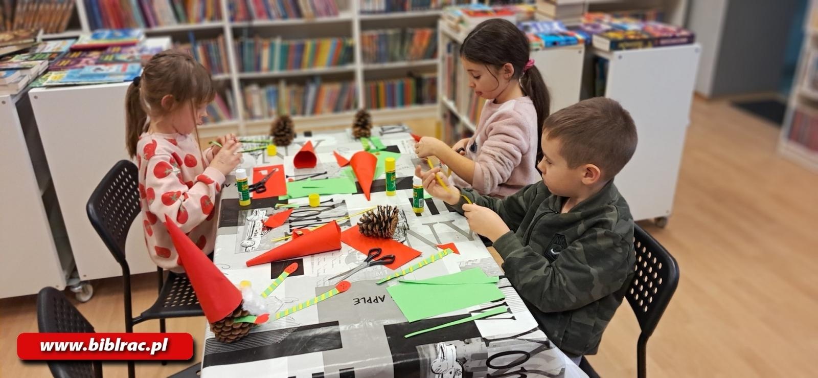 Zdjęcie w galerii na portalu naszraciborz.pl: Raciborska biblioteka w świątecznym nastroju - grudzień pełen twórczych warsztatów wiadomości z regionu