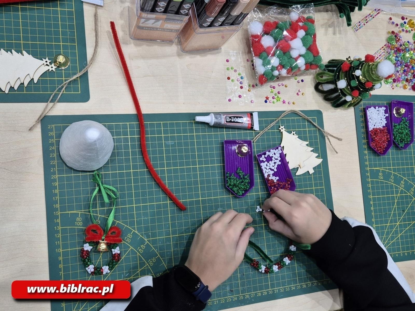 Zdjęcie w galerii na portalu naszraciborz.pl: Raciborska biblioteka w świątecznym nastroju - grudzień pełen twórczych warsztatów wiadomości z regionu