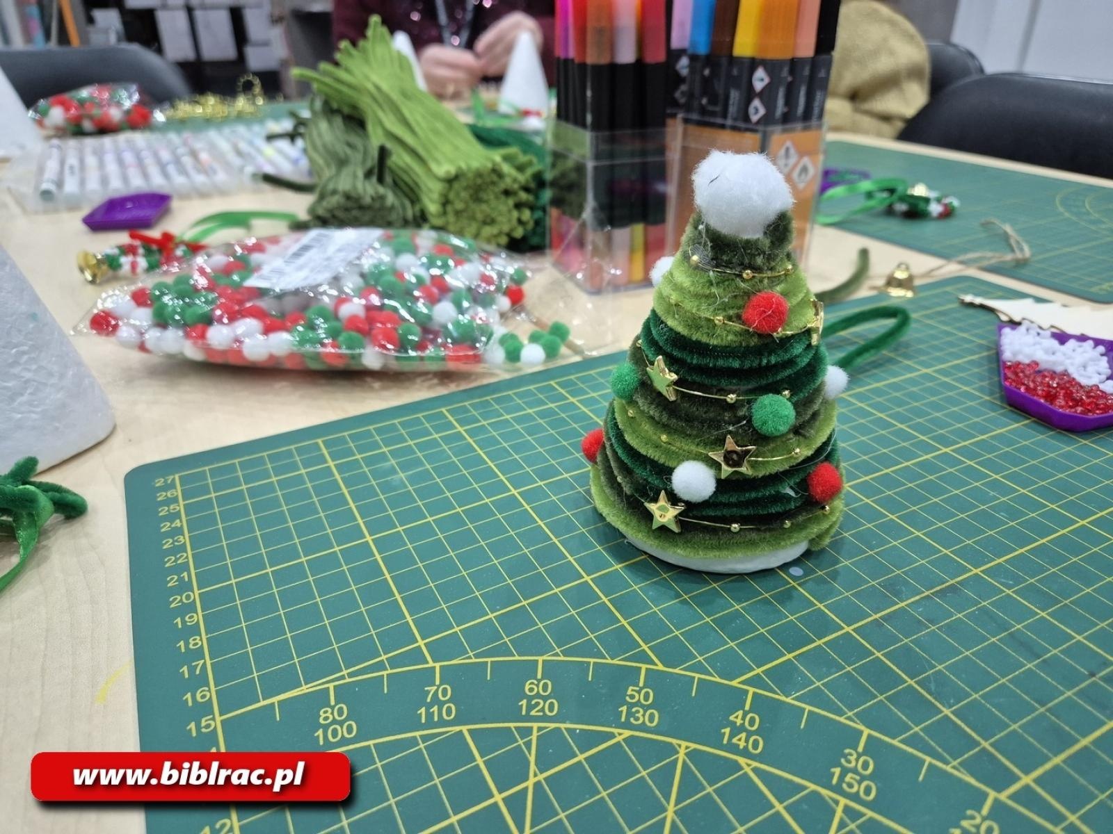 Zdjęcie w galerii na portalu naszraciborz.pl: Raciborska biblioteka w świątecznym nastroju - grudzień pełen twórczych warsztatów wiadomości z regionu