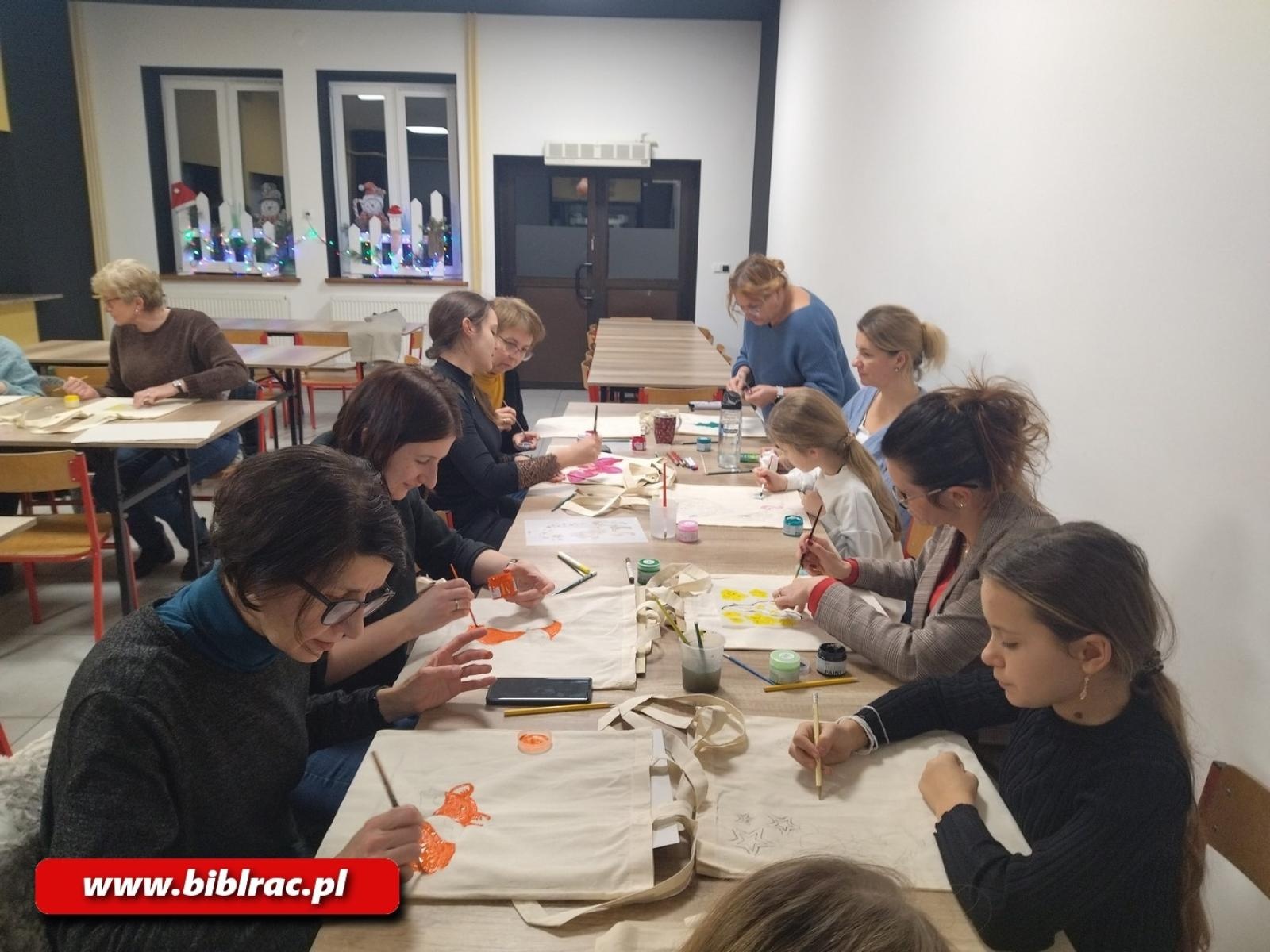 Zdjęcie w galerii na portalu naszraciborz.pl: Raciborska biblioteka w świątecznym nastroju - grudzień pełen twórczych warsztatów wiadomości z regionu