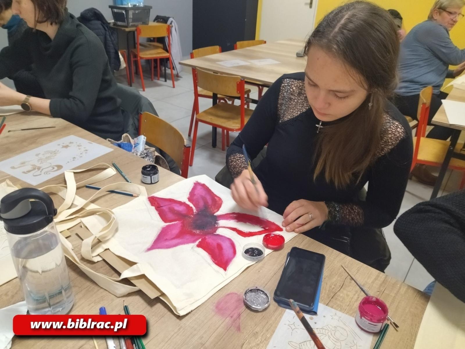 Zdjęcie w galerii na portalu naszraciborz.pl: Raciborska biblioteka w świątecznym nastroju - grudzień pełen twórczych warsztatów wiadomości z regionu