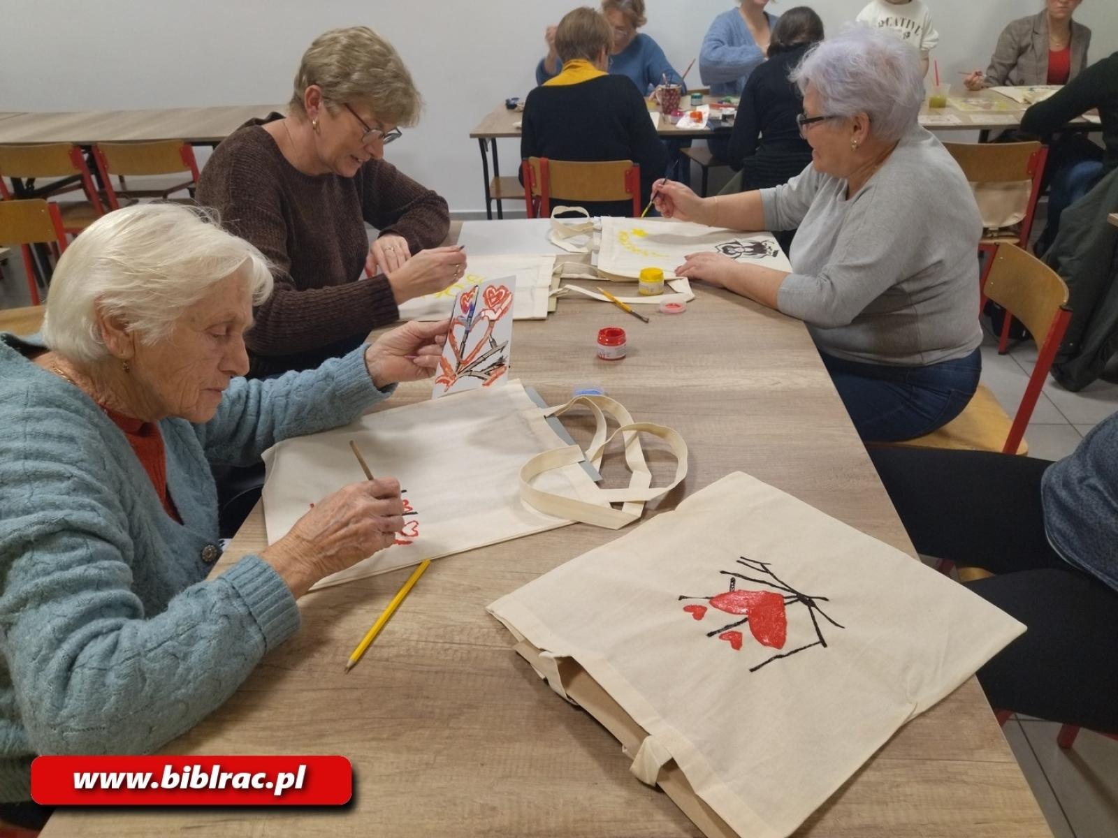 Zdjęcie w galerii na portalu naszraciborz.pl: Raciborska biblioteka w świątecznym nastroju - grudzień pełen twórczych warsztatów wiadomości z regionu
