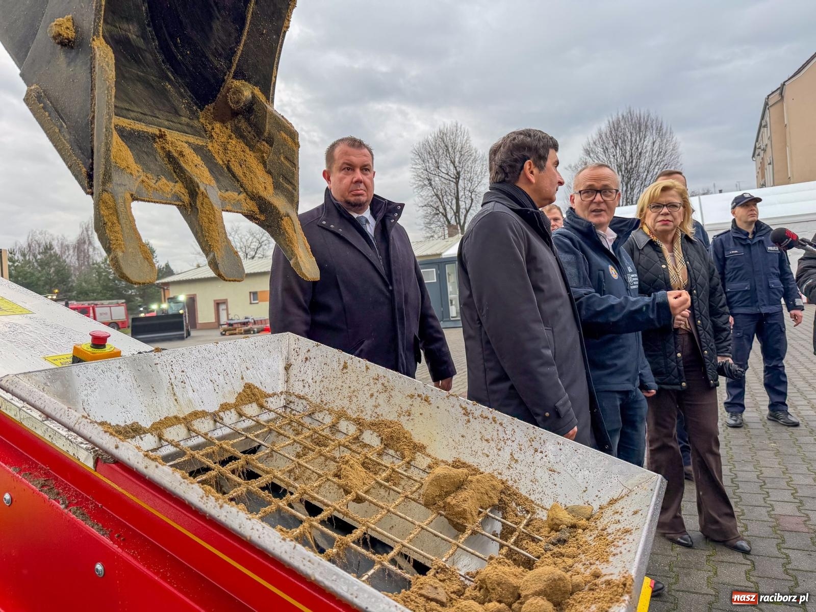 Zdjęcie w galerii na portalu naszraciborz.pl: Prezentacja rządowego wsparcia dla ochrony ludności w Pietrowicach Wielkich. Są pieniądze na nową komendę straży pożarnej w Raciborzu wiadomości z regionu