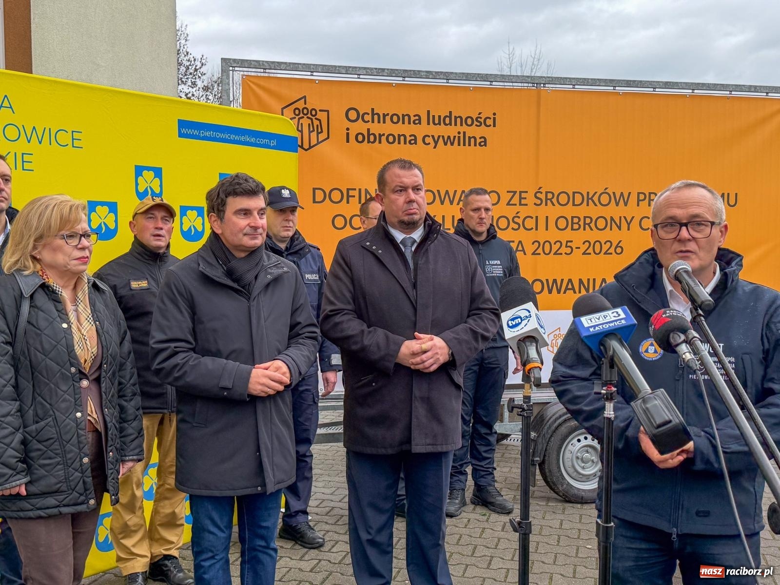 Zdjęcie w galerii na portalu naszraciborz.pl: Prezentacja rządowego wsparcia dla ochrony ludności w Pietrowicach Wielkich. Są pieniądze na nową komendę straży pożarnej w Raciborzu wiadomości z regionu