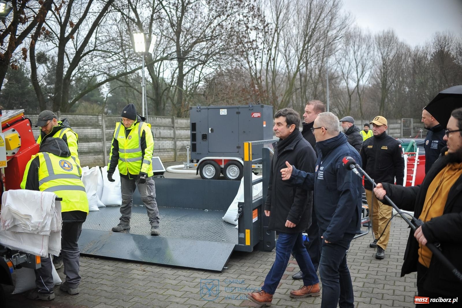Zdjęcie w galerii na portalu naszraciborz.pl: Prezentacja rządowego wsparcia dla ochrony ludności w Pietrowicach Wielkich. Są pieniądze na nową komendę straży pożarnej w Raciborzu wiadomości z regionu
