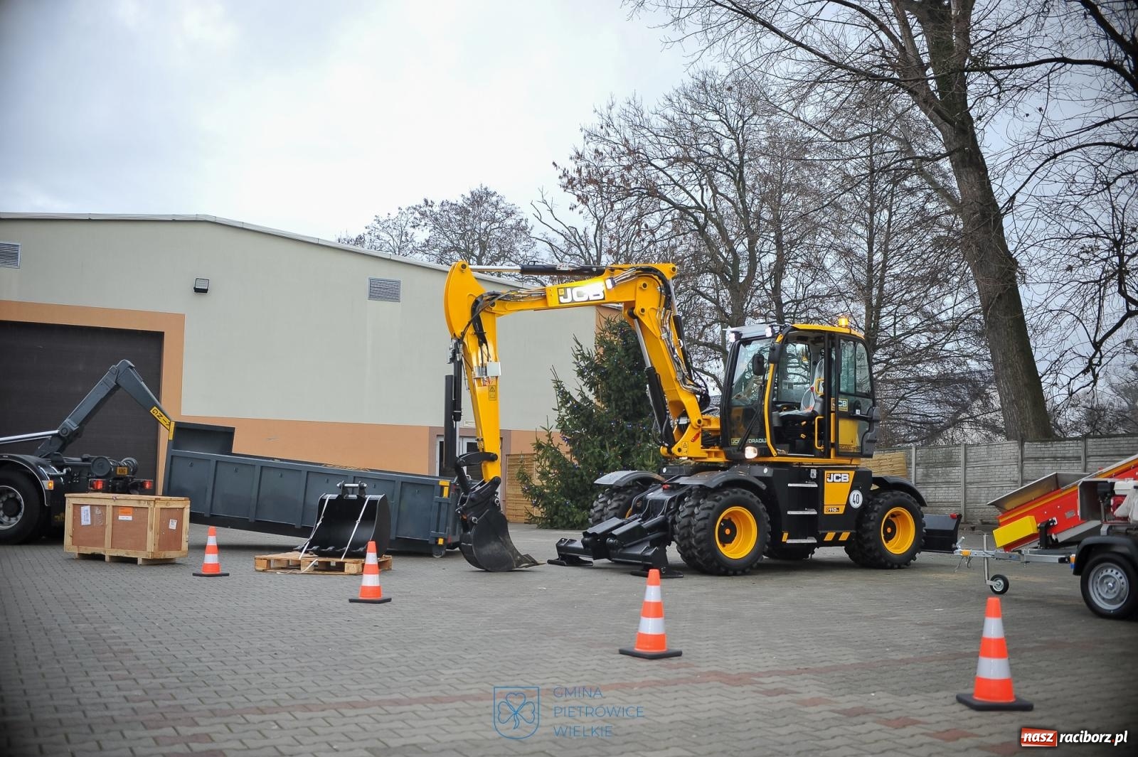 Zdjęcie w galerii na portalu naszraciborz.pl: Prezentacja rządowego wsparcia dla ochrony ludności w Pietrowicach Wielkich. Są pieniądze na nową komendę straży pożarnej w Raciborzu wiadomości z regionu