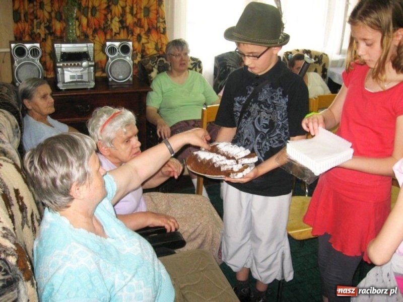 Zdjęcie w galerii na portalu naszraciborz.pl: Udało im się wywołać uśmiech... wiadomości z regionu