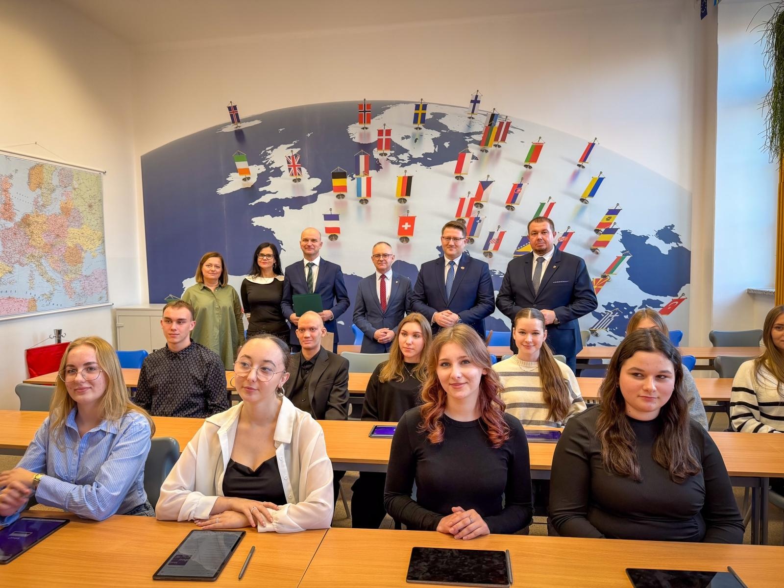 Zdjęcie w galerii na portalu naszraciborz.pl: Mobilny Europejczyk – zielona pracownia otwarta w Ekonomiku wiadomości z regionu