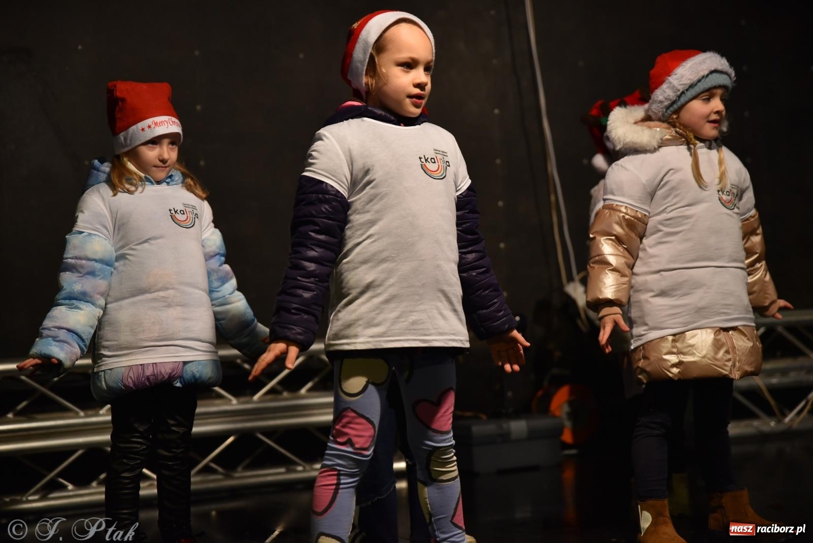 Zdjęcie w galerii na portalu naszraciborz.pl: Rozświetlenie Kietrzańskiej Choinki – strażacki Mikołaj w akcji wiadomości z regionu