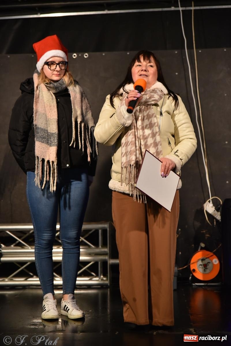 Zdjęcie w galerii na portalu naszraciborz.pl: Rozświetlenie Kietrzańskiej Choinki – strażacki Mikołaj w akcji wiadomości z regionu