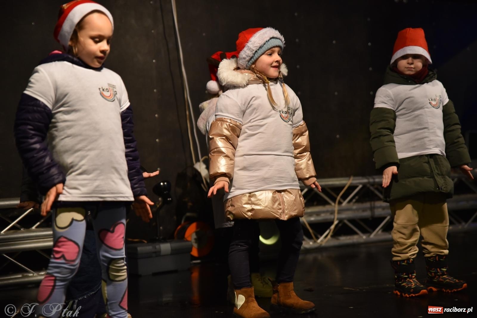 Zdjęcie w galerii na portalu naszraciborz.pl: Rozświetlenie Kietrzańskiej Choinki – strażacki Mikołaj w akcji wiadomości z regionu