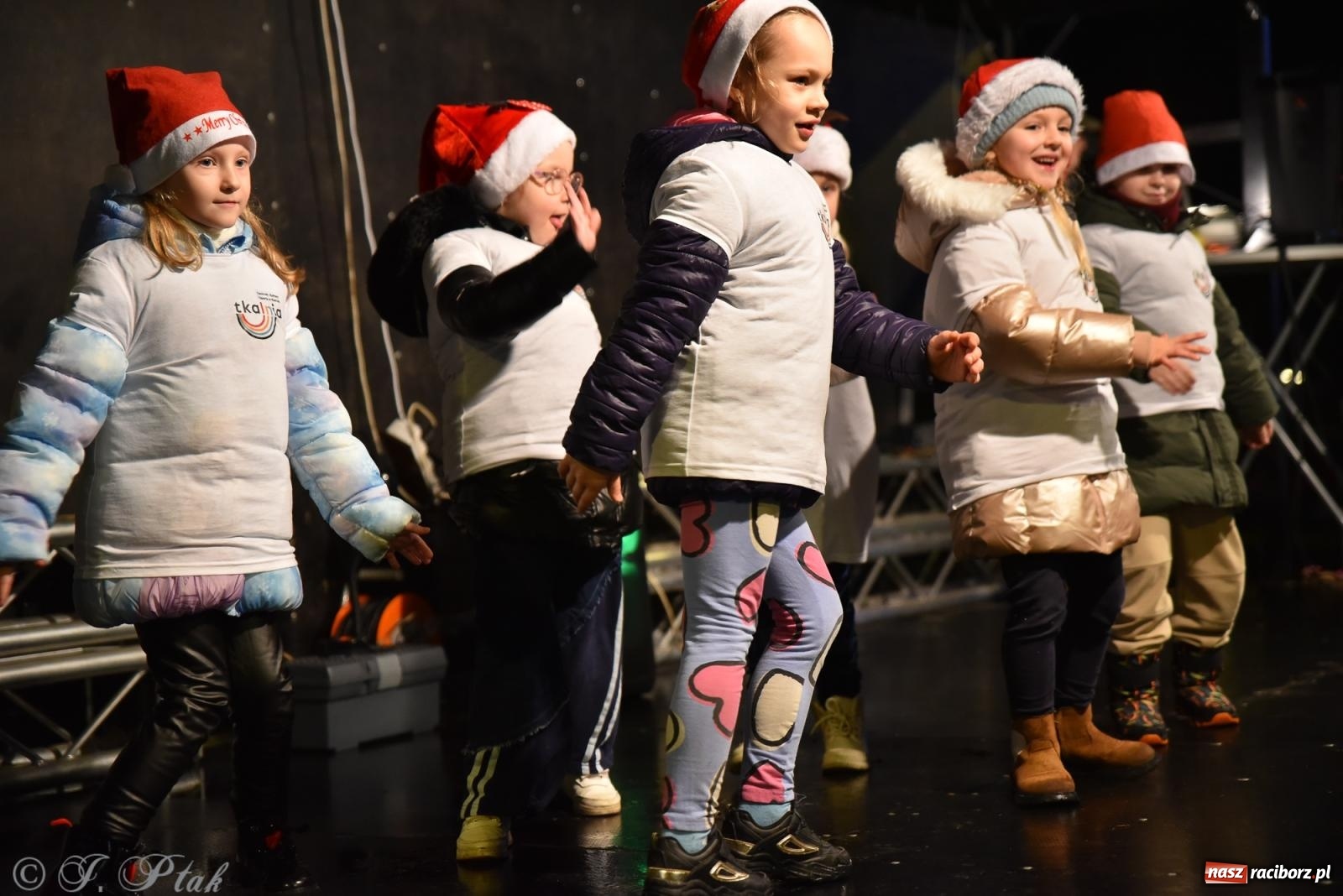 Zdjęcie w galerii na portalu naszraciborz.pl: Rozświetlenie Kietrzańskiej Choinki – strażacki Mikołaj w akcji wiadomości z regionu