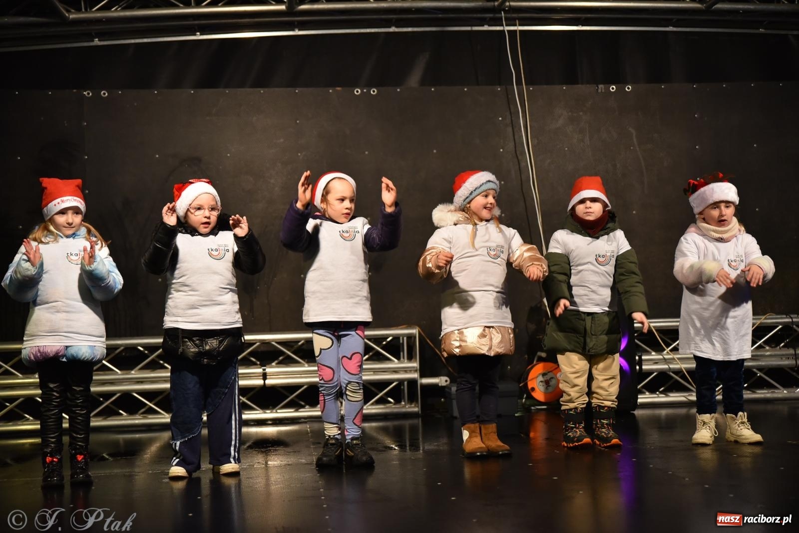 Zdjęcie w galerii na portalu naszraciborz.pl: Rozświetlenie Kietrzańskiej Choinki – strażacki Mikołaj w akcji wiadomości z regionu