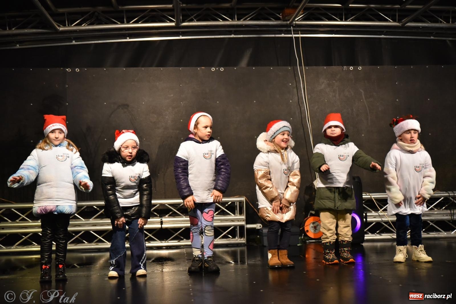 Zdjęcie w galerii na portalu naszraciborz.pl: Rozświetlenie Kietrzańskiej Choinki – strażacki Mikołaj w akcji wiadomości z regionu