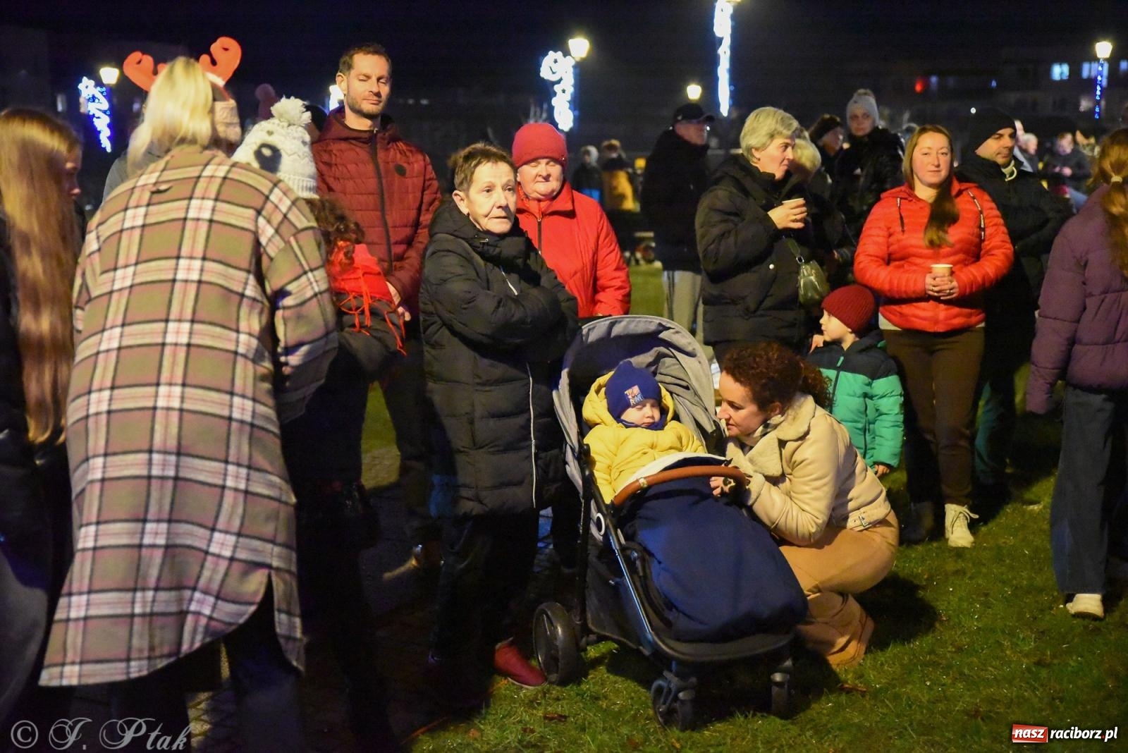 Zdjęcie w galerii na portalu naszraciborz.pl: Rozświetlenie Kietrzańskiej Choinki – strażacki Mikołaj w akcji wiadomości z regionu