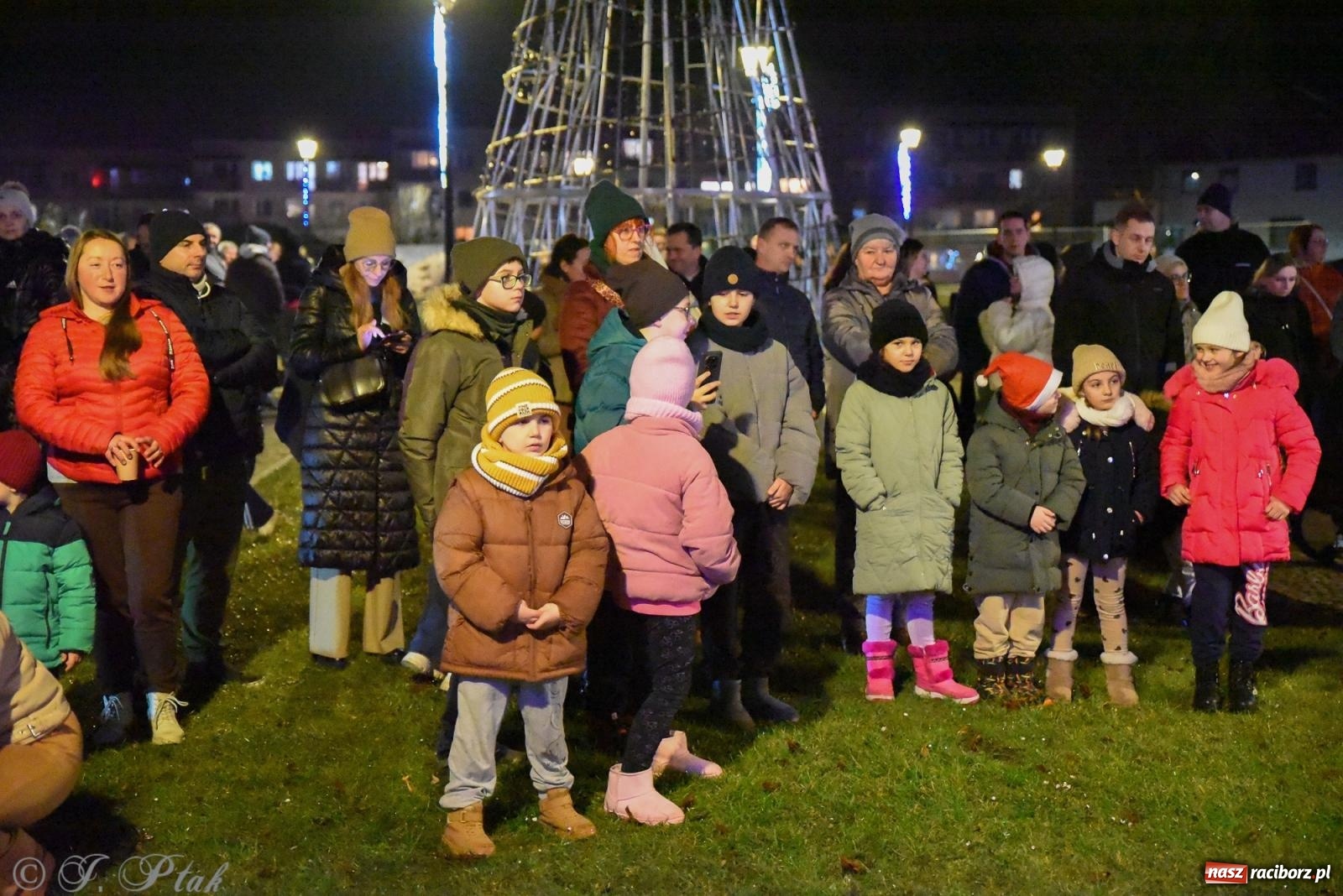Zdjęcie w galerii na portalu naszraciborz.pl: Rozświetlenie Kietrzańskiej Choinki – strażacki Mikołaj w akcji wiadomości z regionu