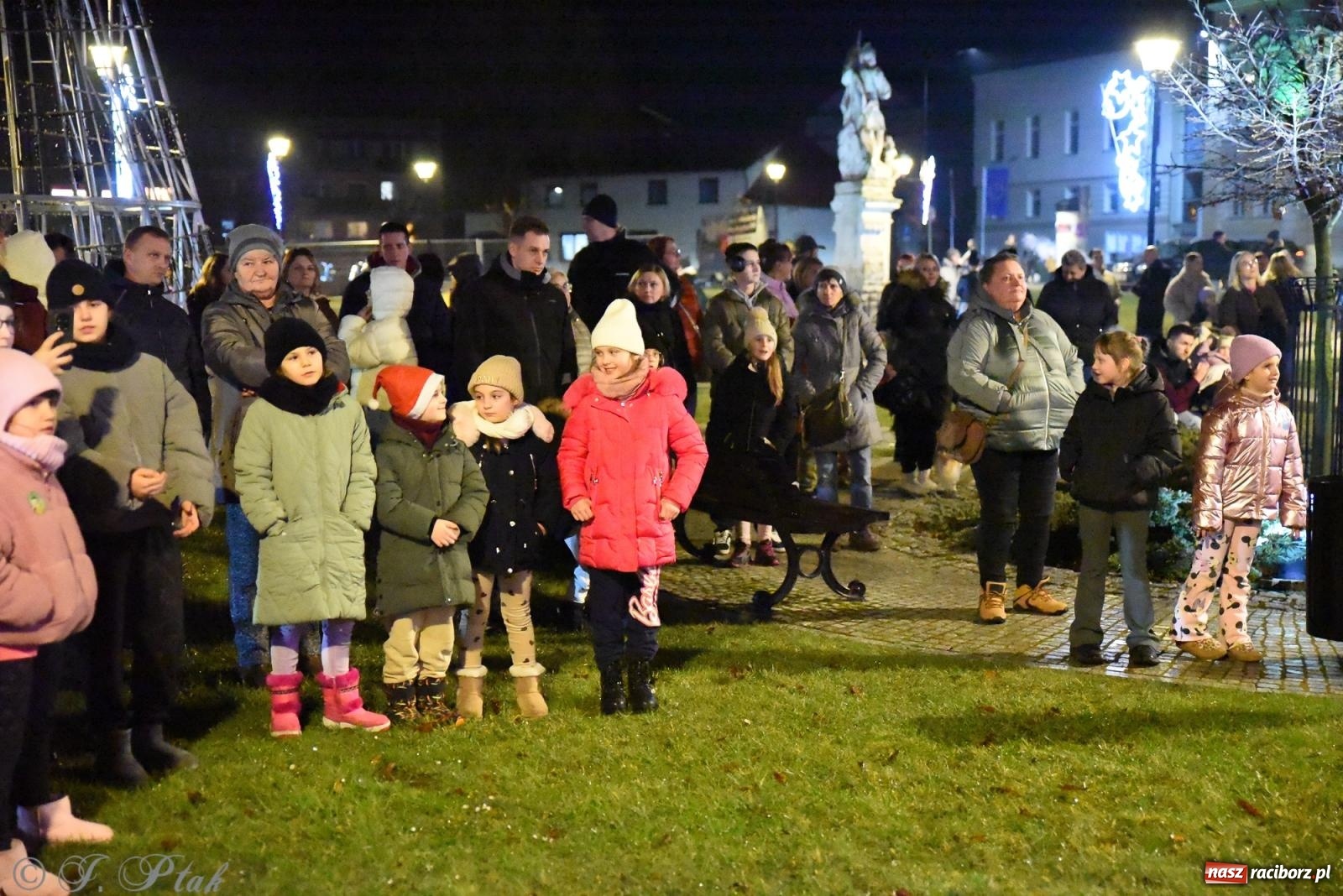 Zdjęcie w galerii na portalu naszraciborz.pl: Rozświetlenie Kietrzańskiej Choinki – strażacki Mikołaj w akcji wiadomości z regionu