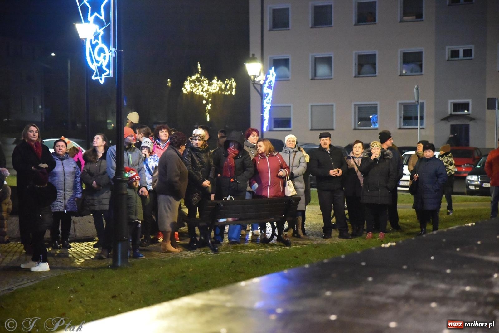 Zdjęcie w galerii na portalu naszraciborz.pl: Rozświetlenie Kietrzańskiej Choinki – strażacki Mikołaj w akcji wiadomości z regionu