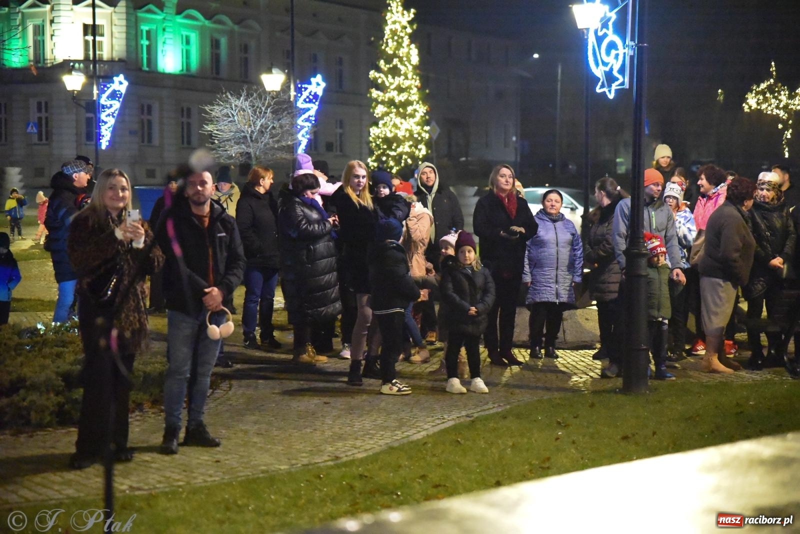 Zdjęcie w galerii na portalu naszraciborz.pl: Rozświetlenie Kietrzańskiej Choinki – strażacki Mikołaj w akcji wiadomości z regionu