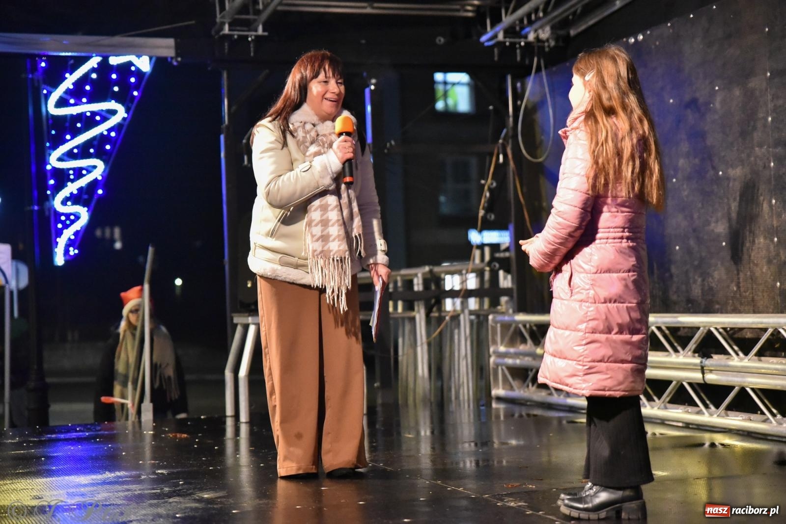 Zdjęcie w galerii na portalu naszraciborz.pl: Rozświetlenie Kietrzańskiej Choinki – strażacki Mikołaj w akcji wiadomości z regionu