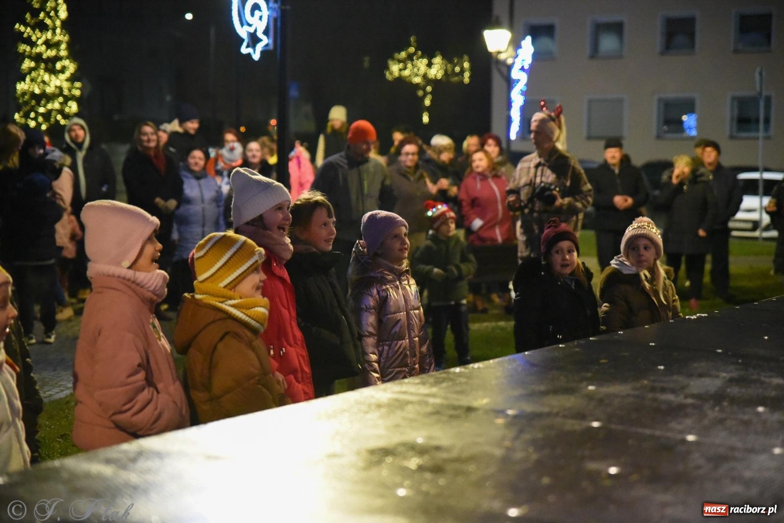 Zdjęcie w galerii na portalu naszraciborz.pl: Rozświetlenie Kietrzańskiej Choinki – strażacki Mikołaj w akcji wiadomości z regionu