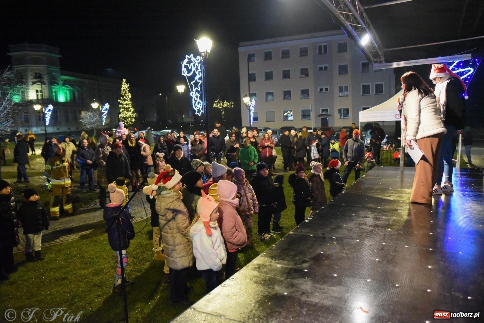 Zdjęcie w galerii na portalu naszraciborz.pl: Rozświetlenie Kietrzańskiej Choinki – strażacki Mikołaj w akcji wiadomości z regionu