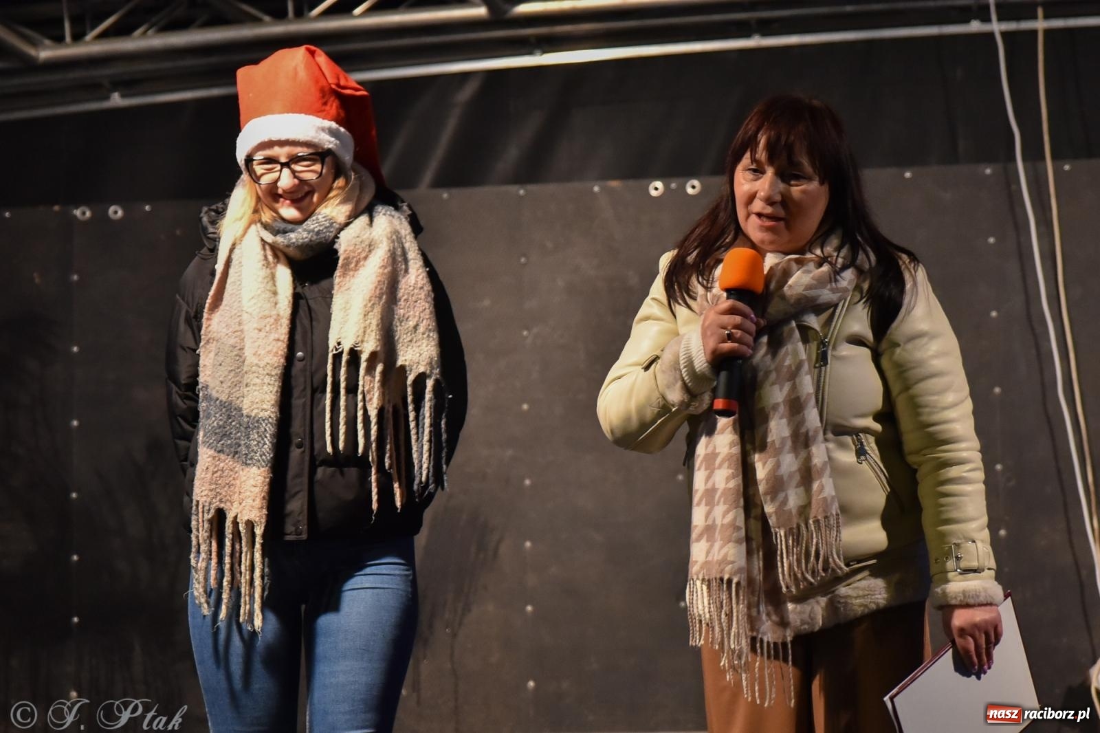 Zdjęcie w galerii na portalu naszraciborz.pl: Rozświetlenie Kietrzańskiej Choinki – strażacki Mikołaj w akcji wiadomości z regionu