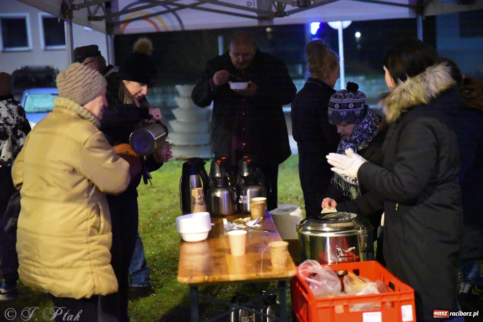 Zdjęcie w galerii na portalu naszraciborz.pl: Rozświetlenie Kietrzańskiej Choinki – strażacki Mikołaj w akcji wiadomości z regionu