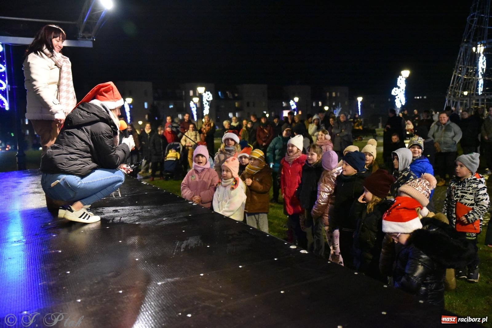 Zdjęcie w galerii na portalu naszraciborz.pl: Rozświetlenie Kietrzańskiej Choinki – strażacki Mikołaj w akcji wiadomości z regionu