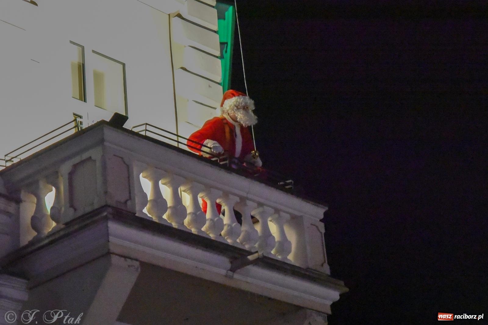 Zdjęcie w galerii na portalu naszraciborz.pl: Rozświetlenie Kietrzańskiej Choinki – strażacki Mikołaj w akcji wiadomości z regionu