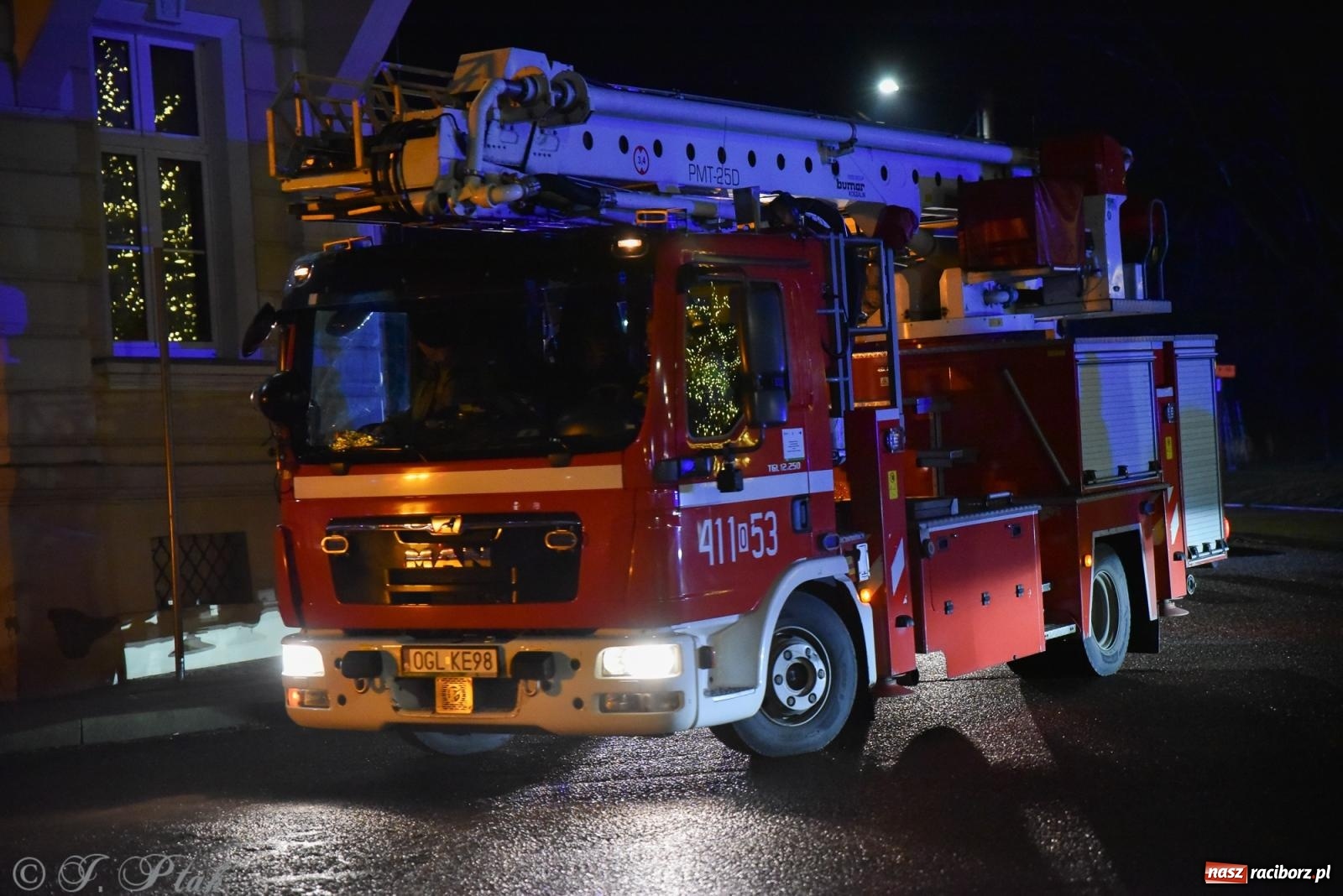 Zdjęcie w galerii na portalu naszraciborz.pl: Rozświetlenie Kietrzańskiej Choinki – strażacki Mikołaj w akcji wiadomości z regionu