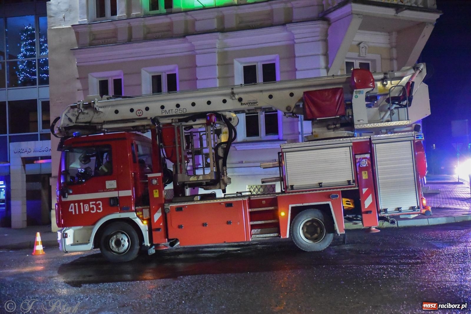 Zdjęcie w galerii na portalu naszraciborz.pl: Rozświetlenie Kietrzańskiej Choinki – strażacki Mikołaj w akcji wiadomości z regionu