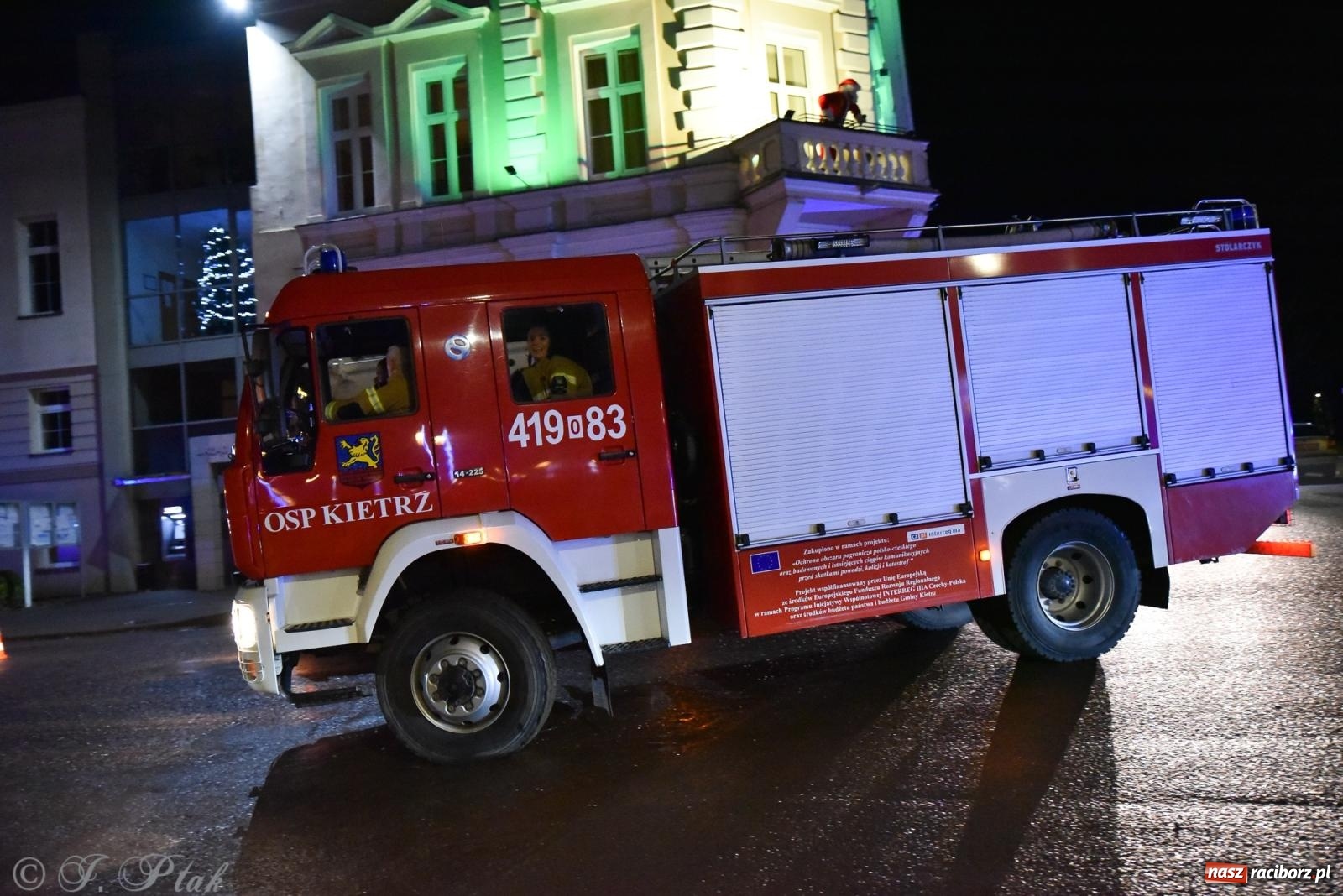 Zdjęcie w galerii na portalu naszraciborz.pl: Rozświetlenie Kietrzańskiej Choinki – strażacki Mikołaj w akcji wiadomości z regionu