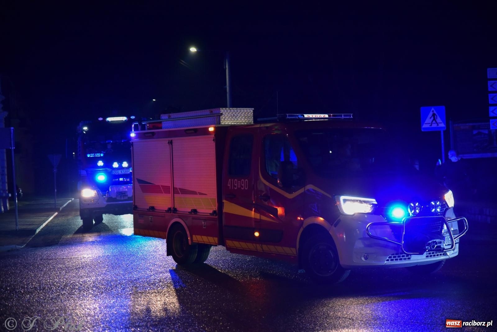 Zdjęcie w galerii na portalu naszraciborz.pl: Rozświetlenie Kietrzańskiej Choinki – strażacki Mikołaj w akcji wiadomości z regionu