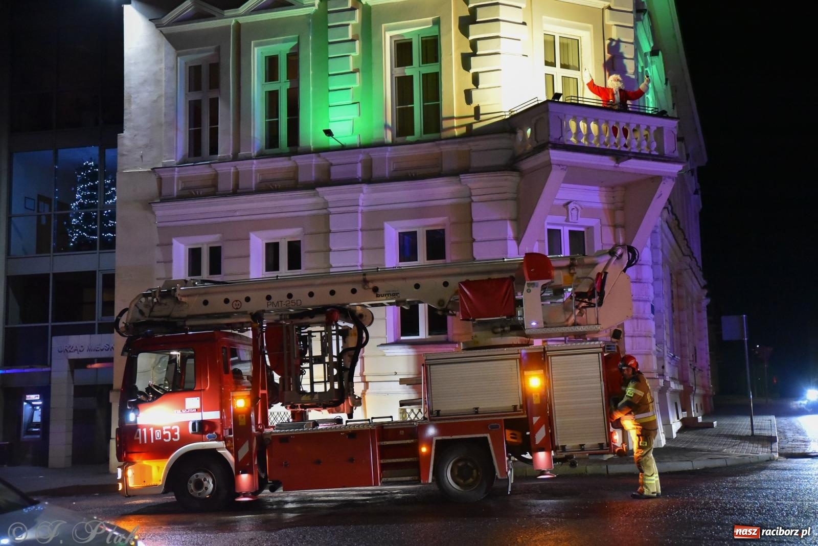 Zdjęcie w galerii na portalu naszraciborz.pl: Rozświetlenie Kietrzańskiej Choinki – strażacki Mikołaj w akcji wiadomości z regionu