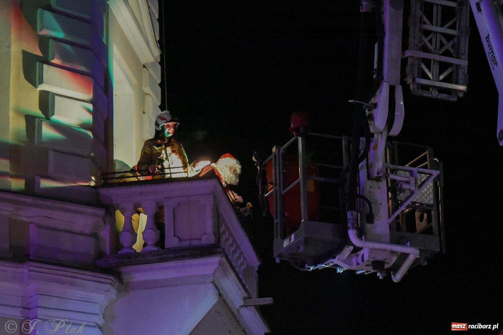 Zdjęcie w galerii na portalu naszraciborz.pl: Rozświetlenie Kietrzańskiej Choinki – strażacki Mikołaj w akcji wiadomości z regionu