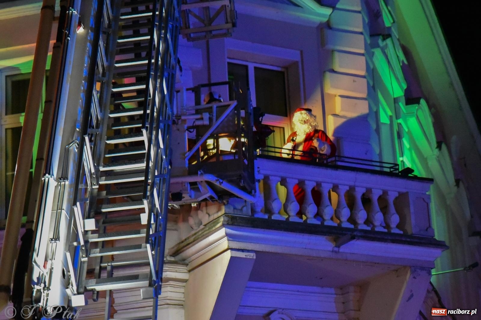 Zdjęcie w galerii na portalu naszraciborz.pl: Rozświetlenie Kietrzańskiej Choinki – strażacki Mikołaj w akcji wiadomości z regionu