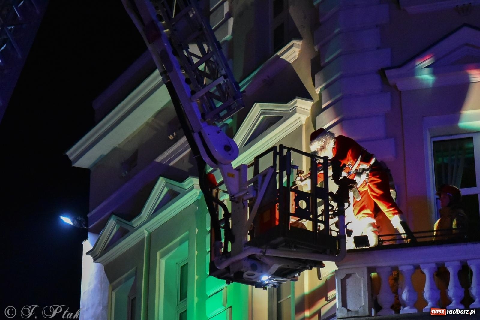 Zdjęcie w galerii na portalu naszraciborz.pl: Rozświetlenie Kietrzańskiej Choinki – strażacki Mikołaj w akcji wiadomości z regionu