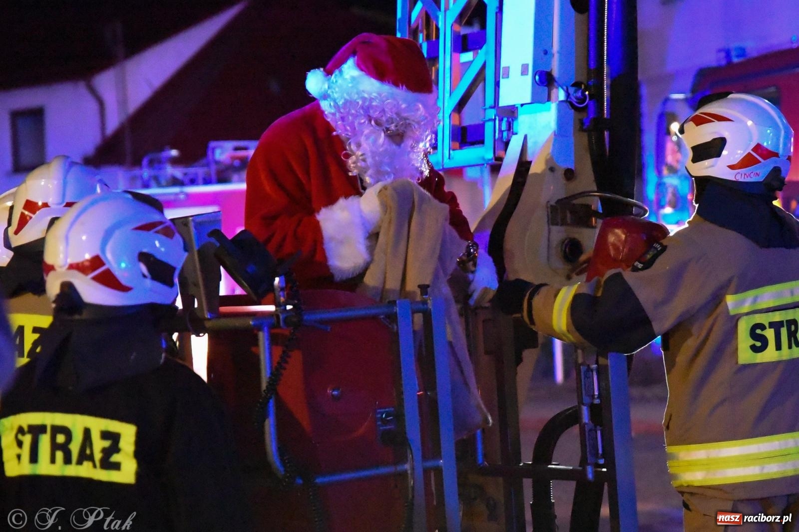 Zdjęcie w galerii na portalu naszraciborz.pl: Rozświetlenie Kietrzańskiej Choinki – strażacki Mikołaj w akcji wiadomości z regionu